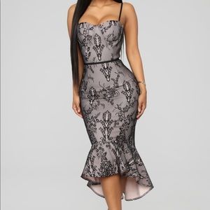 🦋Host Pick🦋Romance In The Dark Lace Midi Dress